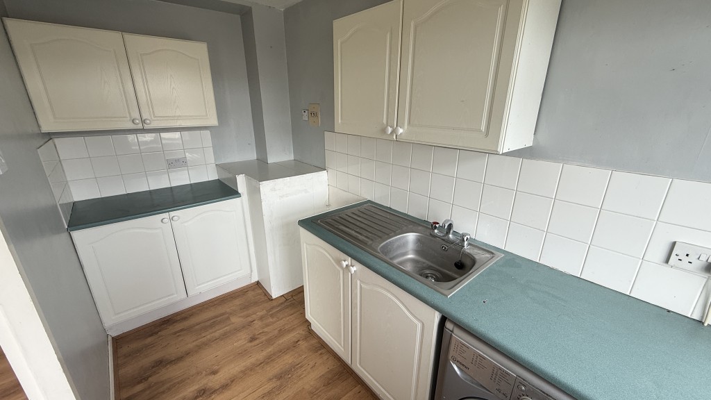 Lot: 12 - ONE-BEDROOM FLAT WITH SHARE OF FREEHOLD - Internal image of kitchen